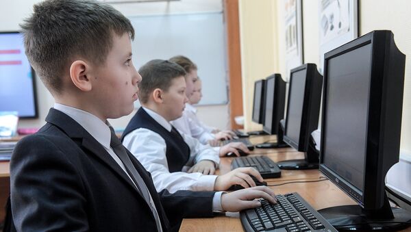 Учащиеся одной из школ города Москвы во время урока. Архивное фото