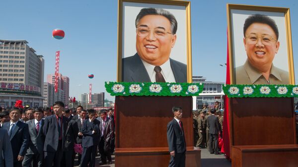 Портреты с изображениями Ким Ир Сена и Ким Чен Ира в Пхеньяне
