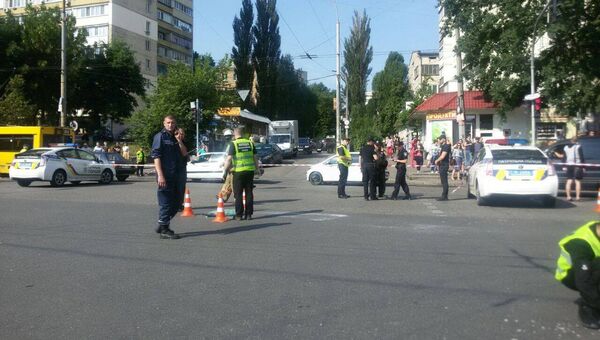 Место взрыва автомобиля Mercedes в Соломенском районе Киева. 27 июня 2017