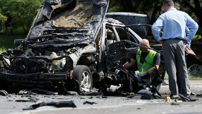 Следователи работают на месте взрыва автомобиля в Киеве. 27 июня 2017