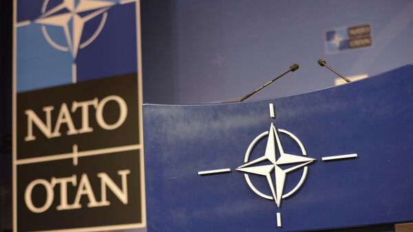 Трибуна в зале для пресс-конференций штаб-квартиры НАТО. Архивное фото