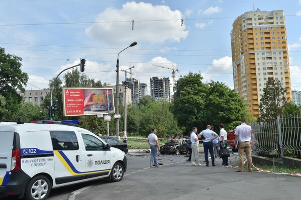 Полиция и сотрудники спецслужб работают на месте взрыва автомобиля в Киеве. 27 июня 2017
