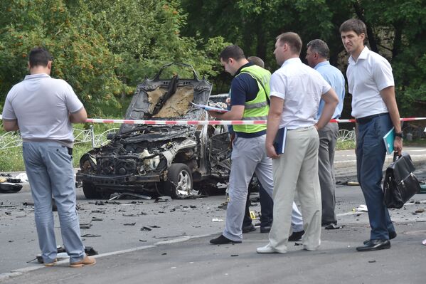 Полиция и сотрудники спецслужб работают на месте взрыва автомобиля в Киеве. 27 июня 2017