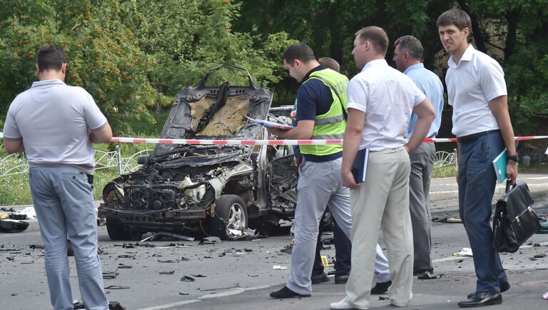 Полиция и сотрудники спецслужб работают на месте взрыва автомобиля в Киеве. 27 июня 2017