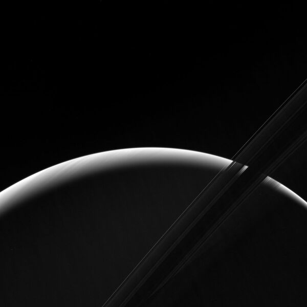 Кольца Сатурна на фоне восходящего Солнца