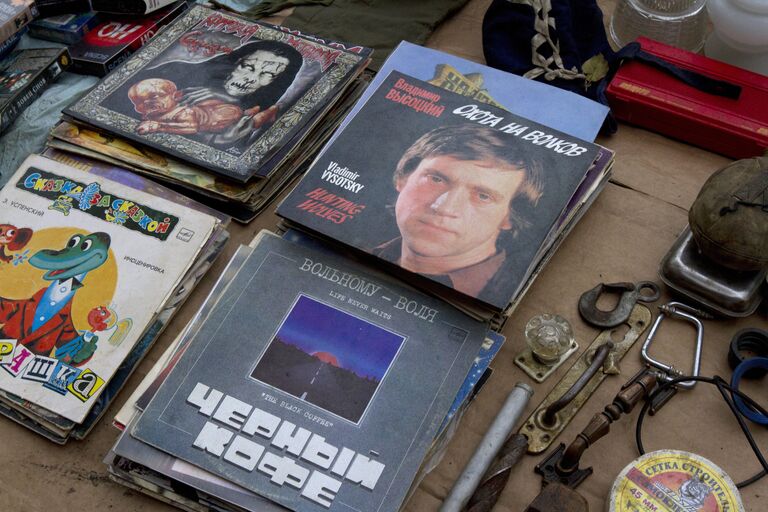 Хотя новых пластинок еще не так много, к услугам меломанов - миллионы старых. Кстати, купить, например, детские песни советских времен на пластинке в состоянии как новая - весьма сложно! Хотя новых пластинок еще не так много, к услугам меломанов - миллионы старых. Кстати, купить, например, детские песни советских времен на пластинке в состоянии как новая - весьма сложно!