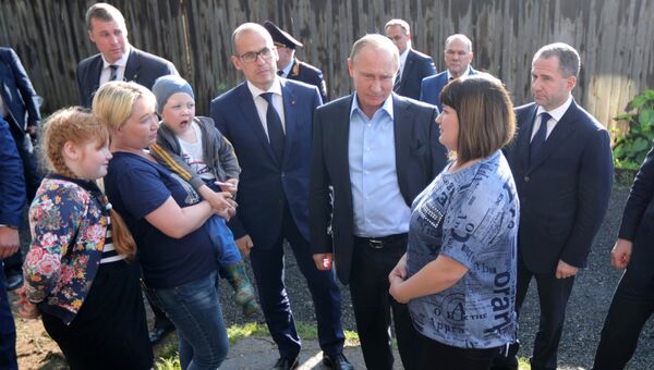 Владимир Путин во время посещения аварийного жилья семьи Анастасии Вотинцевой в Ижевске. 27 июня 2017
