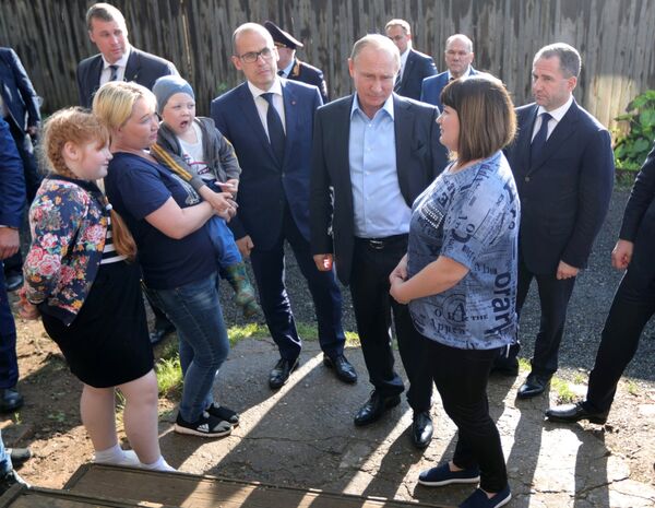 Владимир Путин во время посещения аварийного жилья семьи Анастасии Вотинцевой в Ижевске. 27 июня 2017 Владимир Путин во время посещения аварийного жилья семьи Анастасии Вотинцевой в Ижевске. 27 июня 2017