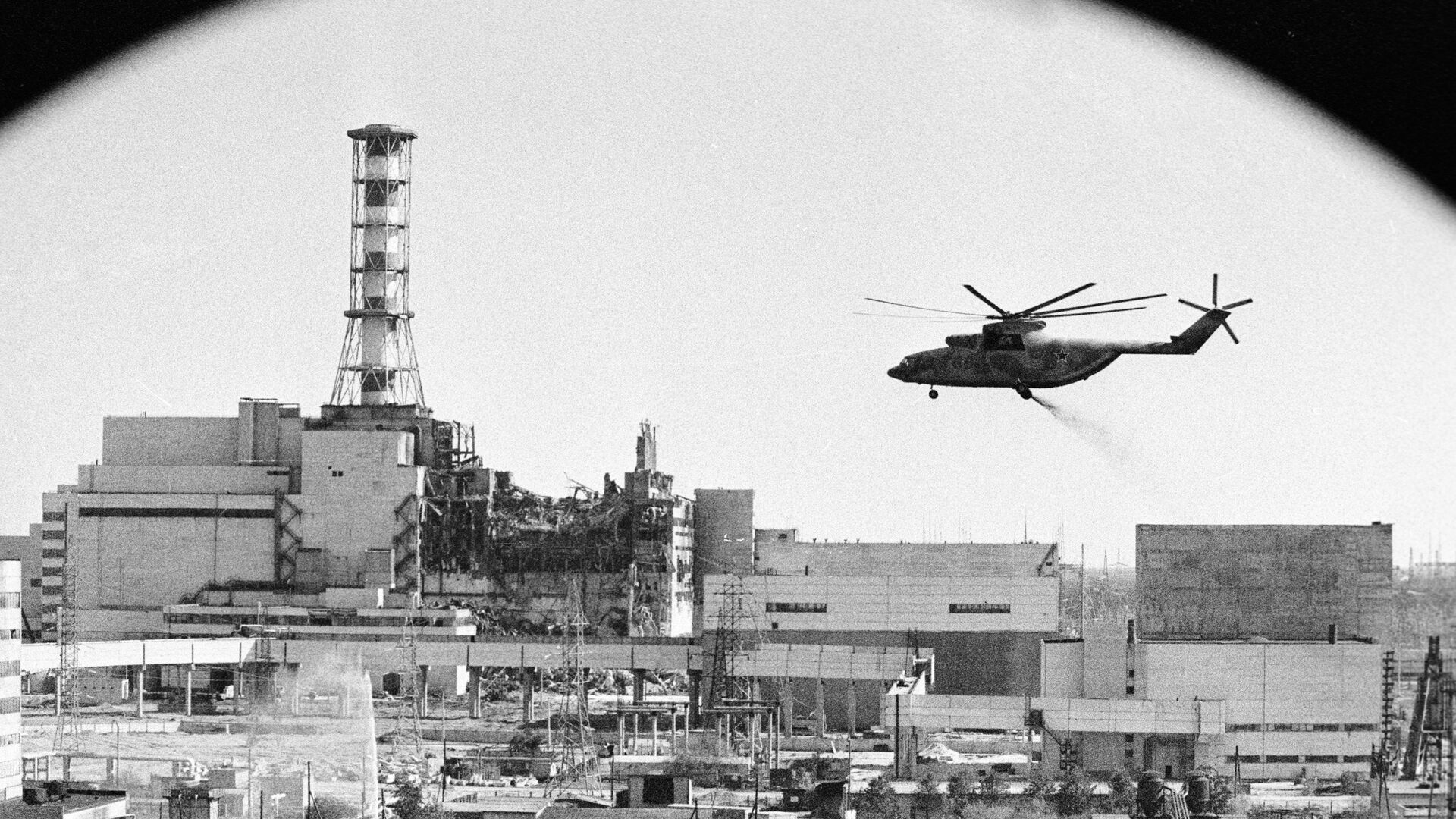Вертолеты ведут дезактивацию зданий Чернобыльской атомной электростанции после аварии - РИА Новости, 1920, 26.04.2021