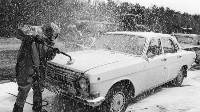 Дезактивация автомобиля, выезжающего из зоны чернобыльской катастрофы. 30 апреля 1986 