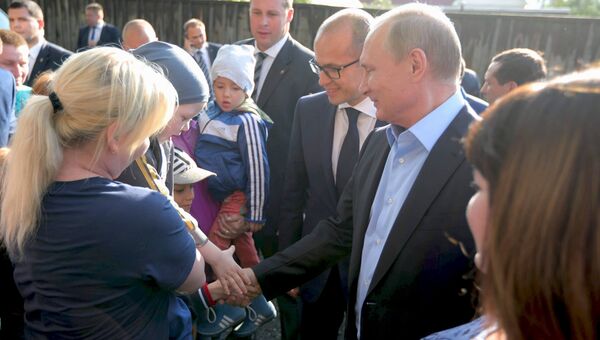 Владимир Путин общается с жителями во время посещения аварийного жилья семьи Анастасии Вотинцевой в Ижевске. 27 июн 2017