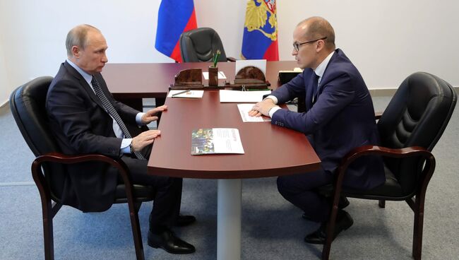 Владимир Путин во время беседы с временно исполняющим обязанности главы Удмуртии Александром Бречаловым. 27 июня 2017