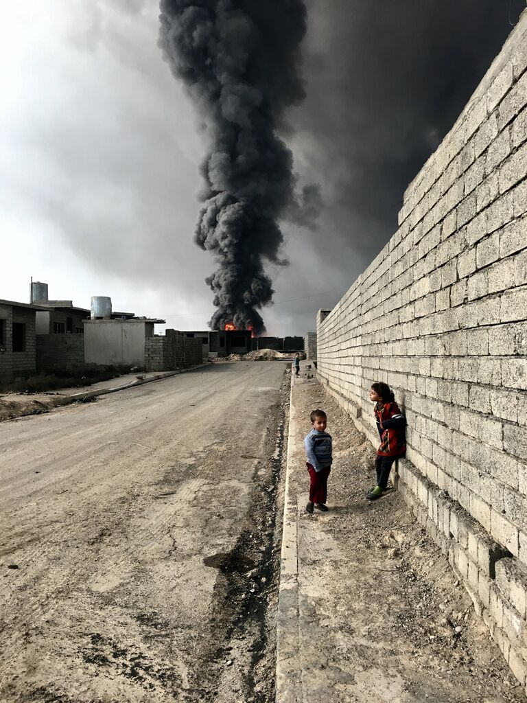 Работа фотографа из Нью-Йорка Sebastiano Tomada Children of Qayyarah, получившая Гран-при в номинации Фотограф года в iPhone Photography Awards 2017