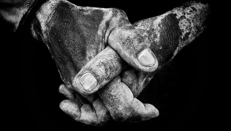 Работа фотографа из Ирландии Branda O Se Dock Worker, занявшая 1-ое место в номинации Фотограф года в iPhone Photography Awards 2017 Работа фотографа из Ирландии Branda O Se Dock Worker, занявшая 1-ое место в номинации Фотограф года в iPhone Photography Awards 2017