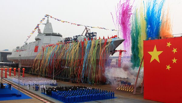 Торжественная церемония спуска на воду нового типа эсминца китайского производства на судоверфи компании Jiangnan Shipyard в Шанхае. 28 июня 2017