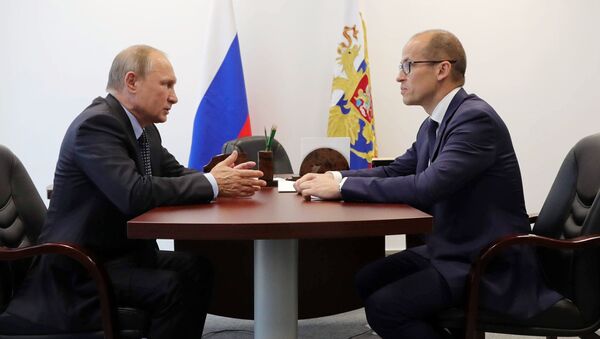 Президент РФ Владимир Путин во время беседы с временно исполняющим обязанности главы Удмуртии Александром Бречаловым. 27 июня 2017