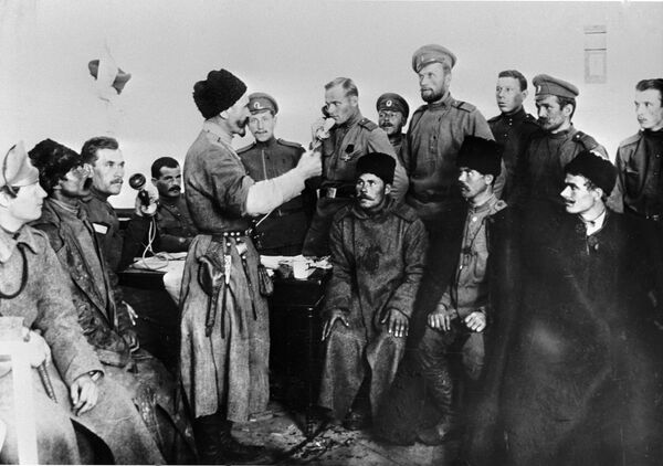 Дикая дивизия, отказавшаяся наступать на Петроград, братается с революционными солдатами