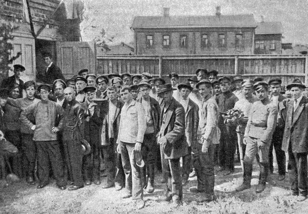 Петроградские рабочие на мобилизационном пункте во время Корниловского мятежа. 1917 год