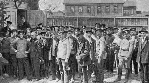 Петроградские рабочие на мобилизационном пункте во время Корниловского мятежа. 1917 год
