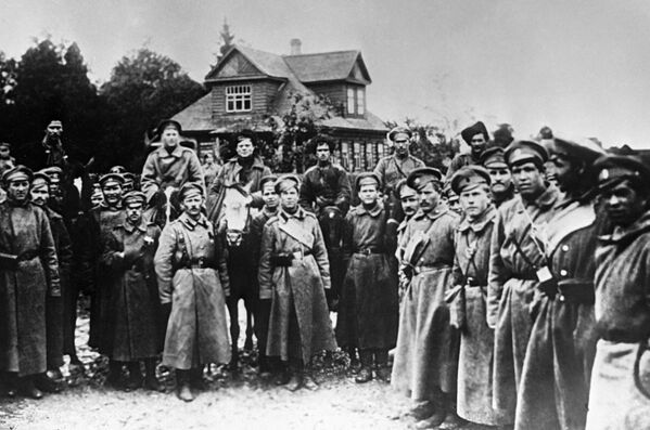 Братание солдат Дикой дивизии с революционными войсками под Петроградом