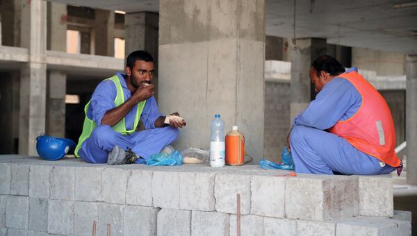 Рабочие-мигранты на строительной площадке в столице Катара Дохе