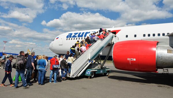 Пассажиры поднимаются по трапу в самолет Boeing 737-800 авиакомпании Azur air в аэропорту Домодедово