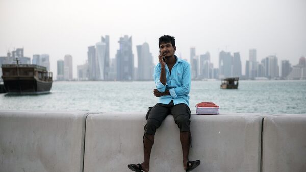 Мужчина на набережной в Дохе