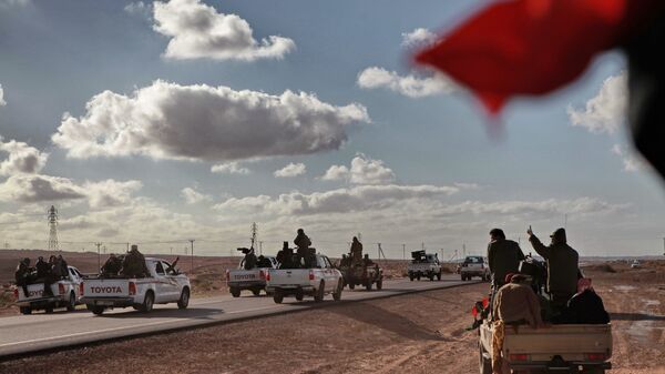 Бойцы ливийской оппозиции едут на передовую. Архивное фото