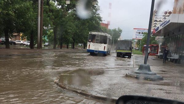Ливень затопил улицы Уфы, коммунальщики очищают дождевую канализацию