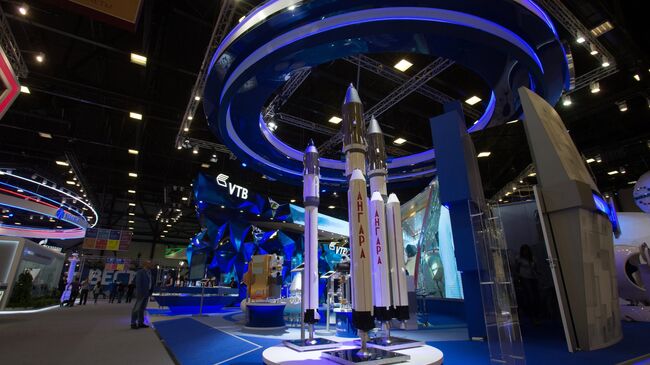 Макеты ракет Ангара на стенде государственной корпорации Роскосмос в ЭкспоФоруме