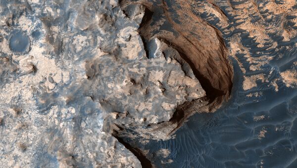 Белые скалы на Марсе. архивное фото