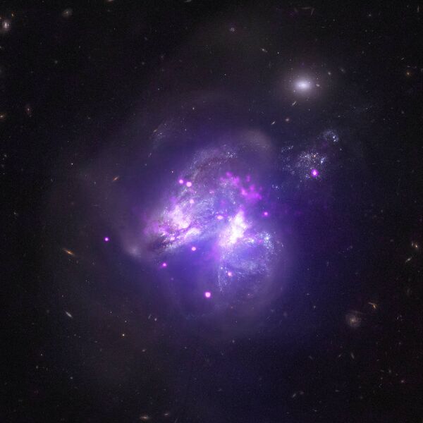 Сливающиеся галактики Arp 299 снятые телескопом Чандра