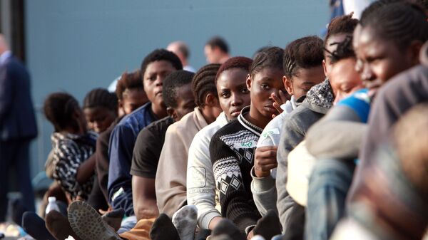 Мигранты в потру Катания на острове Сицилия, Италия
