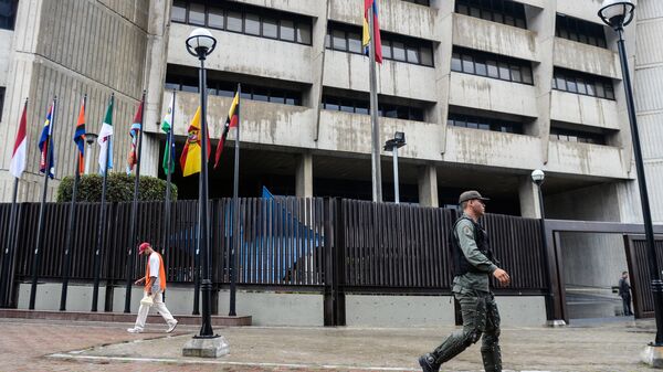 Военнослужащий Национальной гвардии Венесуэлы у здания Верховного суда в Каракасе