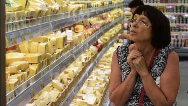 Женщина у прилавка с сырами. Архивное фото
