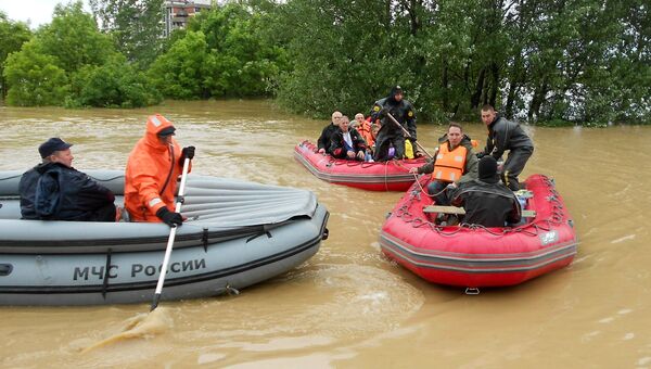 Сотрудники МЧС России оказывают помощь жителям одного из затопленных районов Сербии. 2014