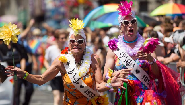 Участники парада WorldPride в Торонто, Канада