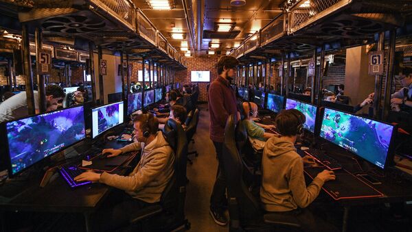 Посетители в компьютерном клубе киберспортивной арены Yota Arena в Москве