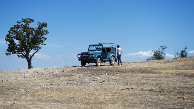 Автомобиль на верхнем плато Чуфут-Кале в Крыму. Архивное фото