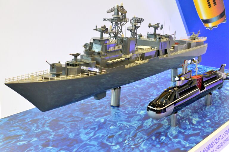 Макет универсальной крылатой ракеты BrahMos, установленной на судне