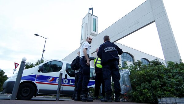 Полиция на месте, где водитель автомобиля пытался протаранить толпу рядом с мечетью в предместье Парижа городе Кретей. 29 июня 2017