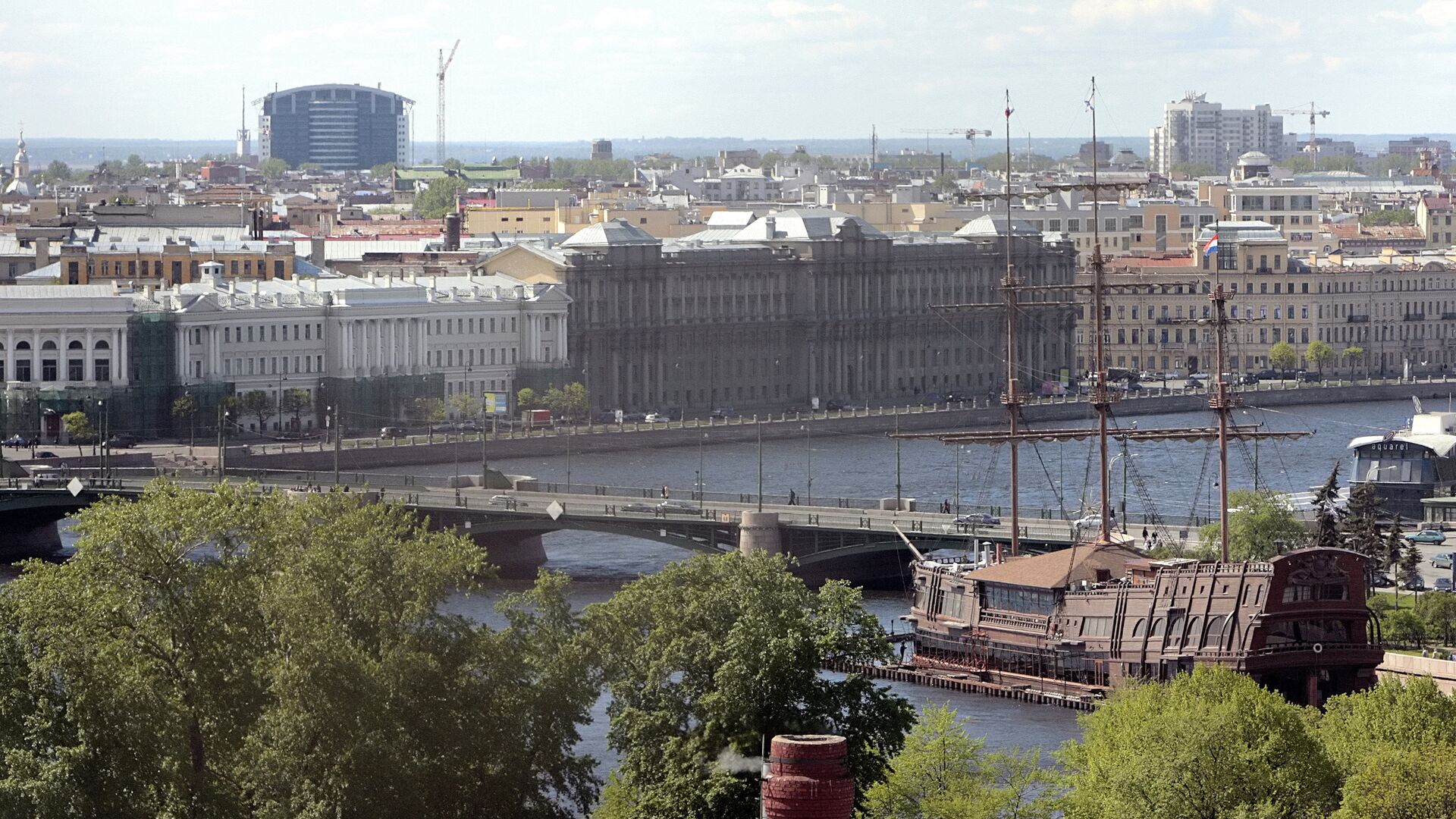 Вид на Биржевой мост с колокольни Петропавловской крепости - РИА Новости, 1920, 02.02.2021