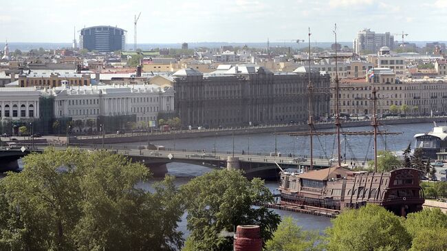 Вид на Биржевой мост с колокольни Петропавловской крепости. Архивное фото