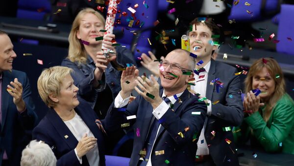 Члены Зеленой партии празднуют принятие закона об однополых браках в Бундестаге