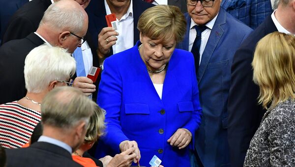 Канцлер Германии Ангела Меркель во время голосования по вопросу принятия закона об однополых браках в Бундестаге.