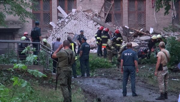 Кадры с места обрушения здания торгового университета  в Донецке