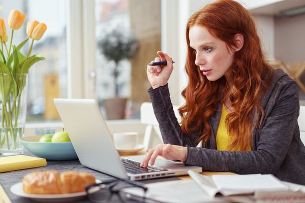 Девушка работает за компьютером Девушка работает за компьютером