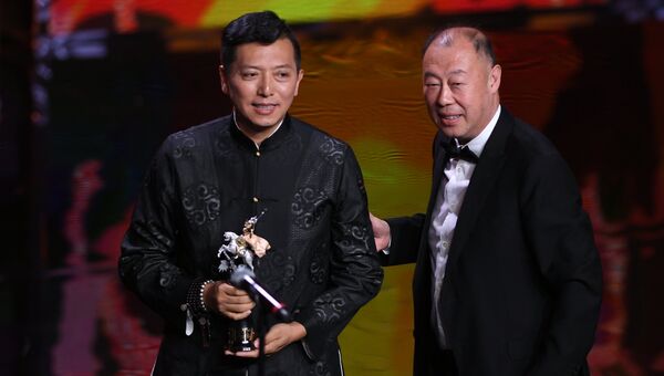 Китайский режиссер Лян Цяо (слева), получивший награду в номинации Лучший фильм, на церемонии закрытия 39-го Московского международного кинофестиваля