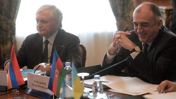 Министр иностранных дел Армении Эдвард Налбандян и министр иностранных дел Азербайджана Эльмар Мамедъяров. Архивное фото