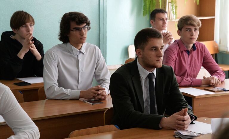 Ученики 11-х классов перед началом единого государственного экзамена по информатике и географии во Владивостоке Ученики 11-х классов перед началом единого государственного экзамена по информатике и географии во Владивостоке